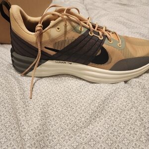 Brand new never worn!!!!! nike lunar roam mens 10.5. box no lid.